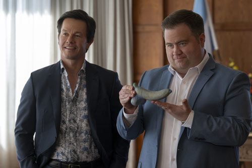 Mark Wahlberg und Paul Walter Hauser in Balls Up