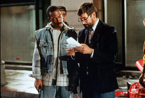 Eddie Murphy am Set von "Beverly Hills Cop III" mit Regisseur John Landis Eddie Murphy am Set von "Beverly Hills Cop III" mit Regisseur John Landis
