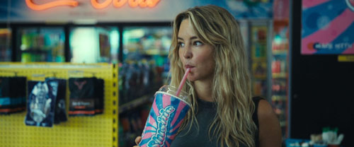 Hassie Harrison als Zephyr in Dangerous Animals