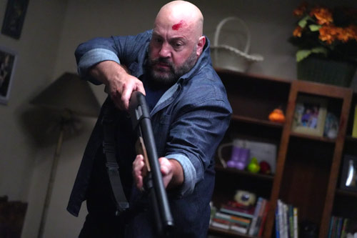 Kevin James mit Pumpgun