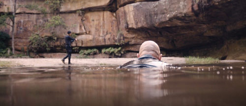 Mickey schleicht sich an einen Gegner an.
