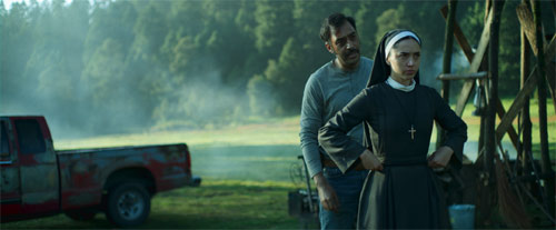 Nonne und Sidekick im Kampf gegen einen Schlangendämon