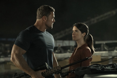 Alan Ritchson und Sonya Cassidy in Reacher Alan Ritchson und Sonya Cassidy in Reacher
