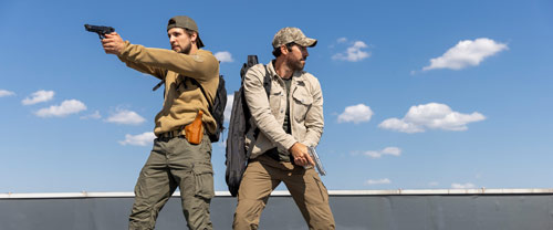 Scott Adkins in "Take Cover" mit Jack Parr